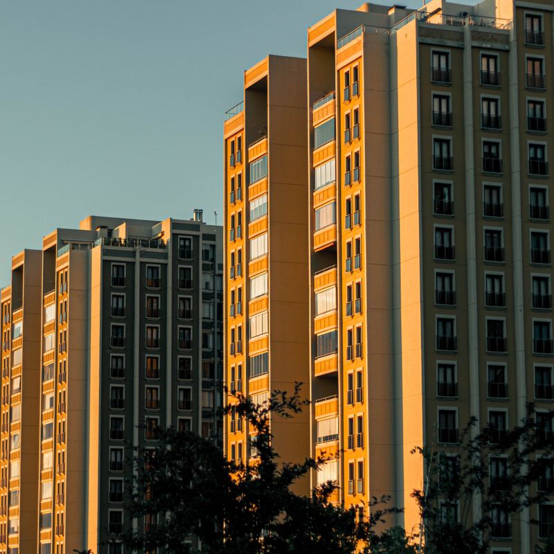 Fachada de un edificio de viviendas iluminado al atardecer