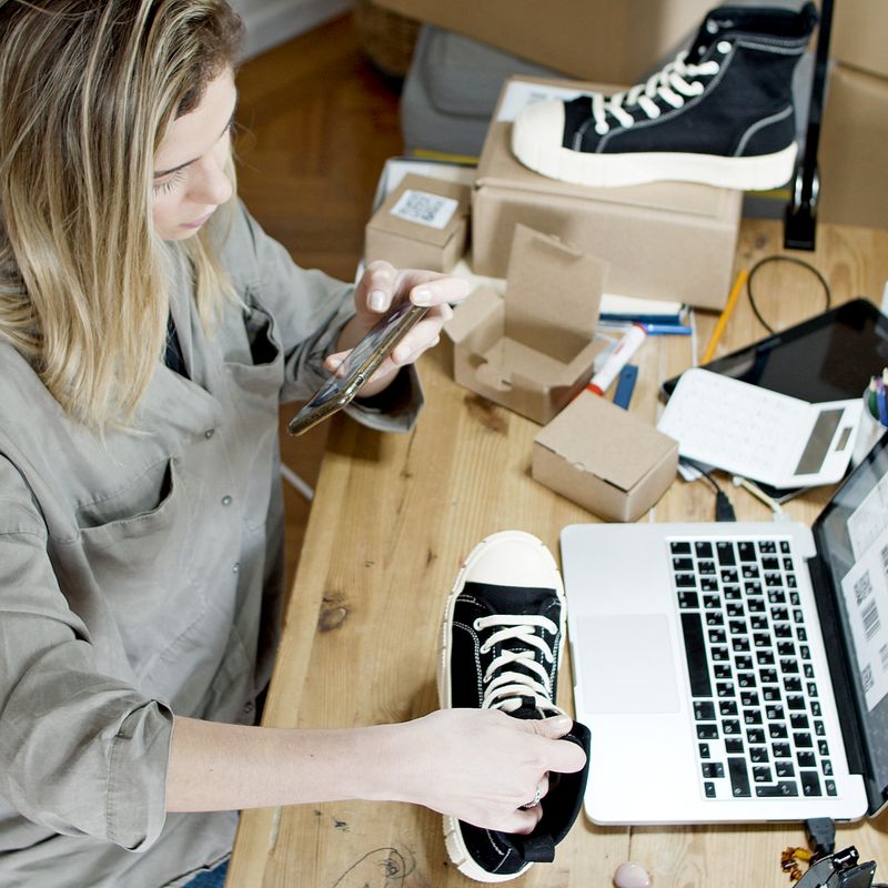 Emprendedora gestionando pedidos de su tienda online de calzado